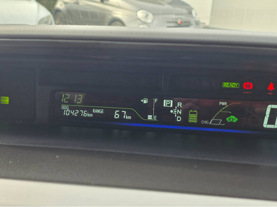 2013 Toyota Prius Alpha - image 12