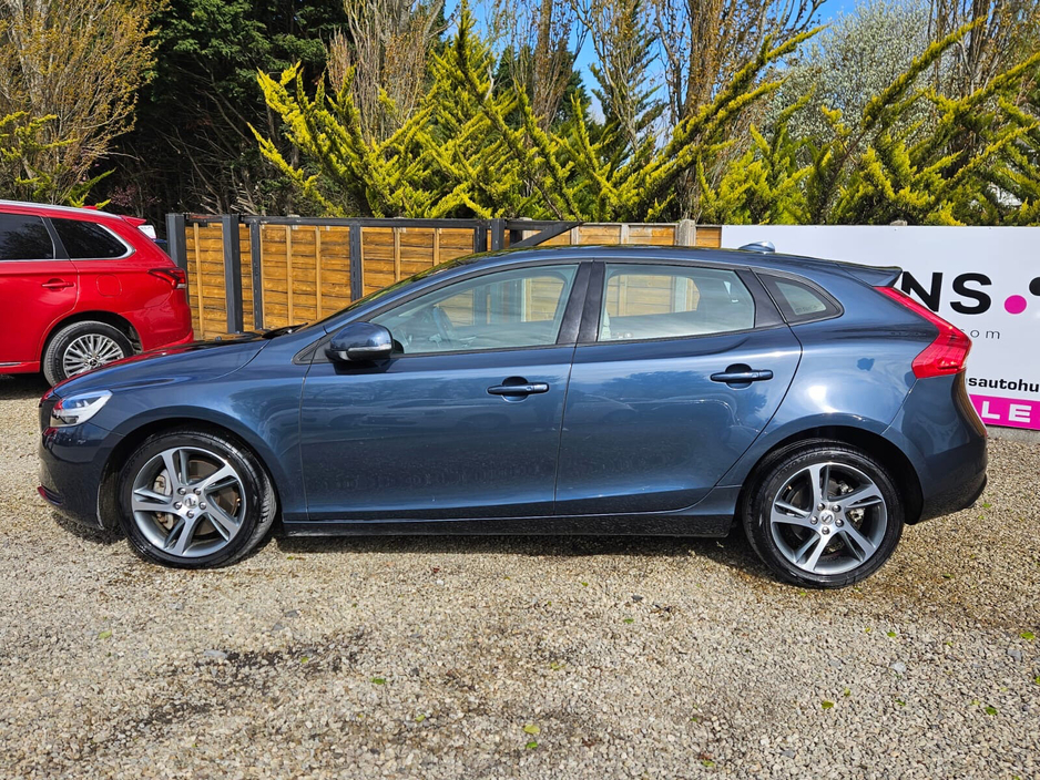 2019 Volvo V40 - image 6