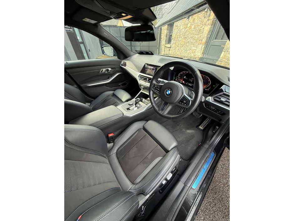 2020 BMW 3 Series - image 12