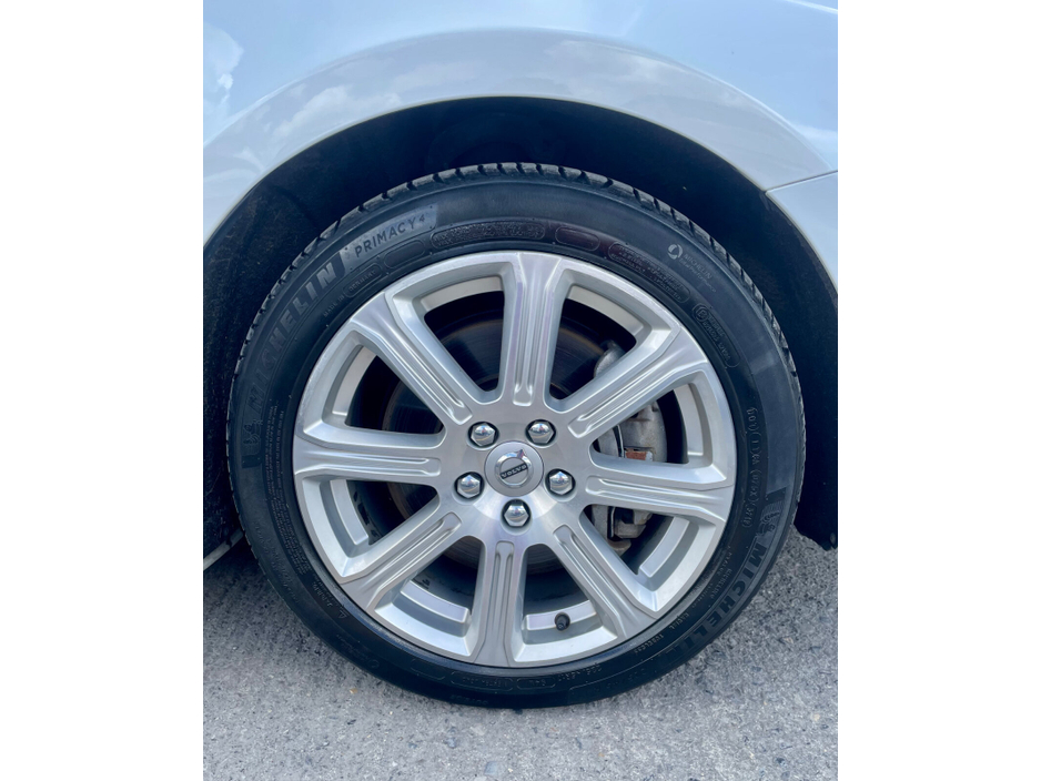 2018 Volvo V40 - image 13