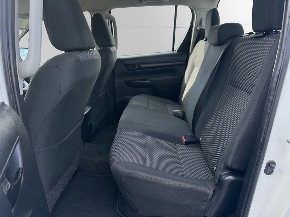 2017 Toyota Hilux - image 11