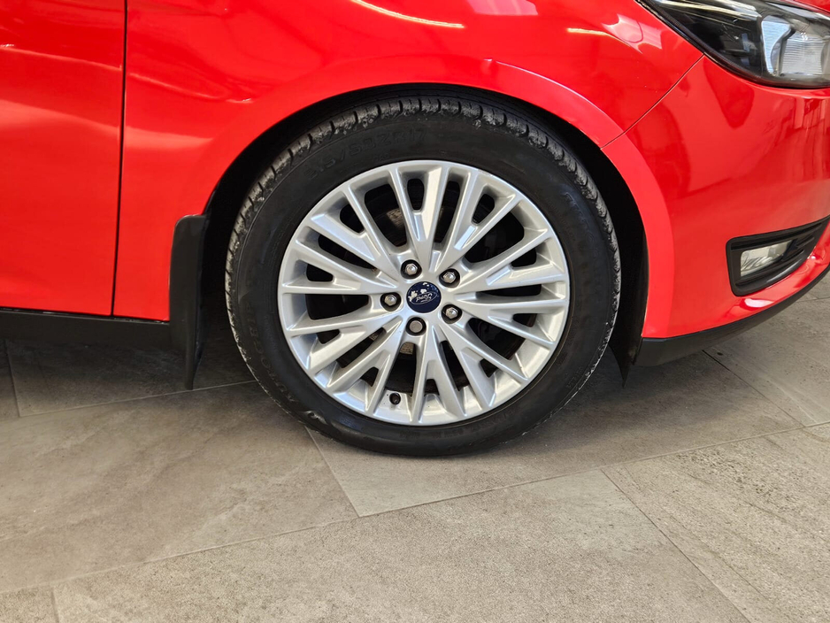 2016 Ford Focus - image 5