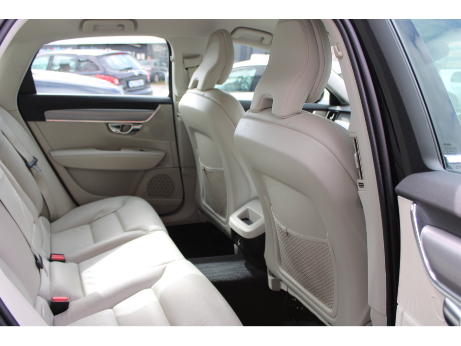 2020 Volvo S90 - image 6