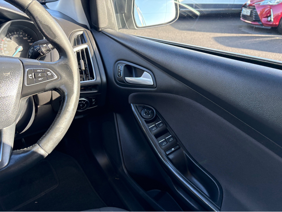 2015 Ford Focus - image 19