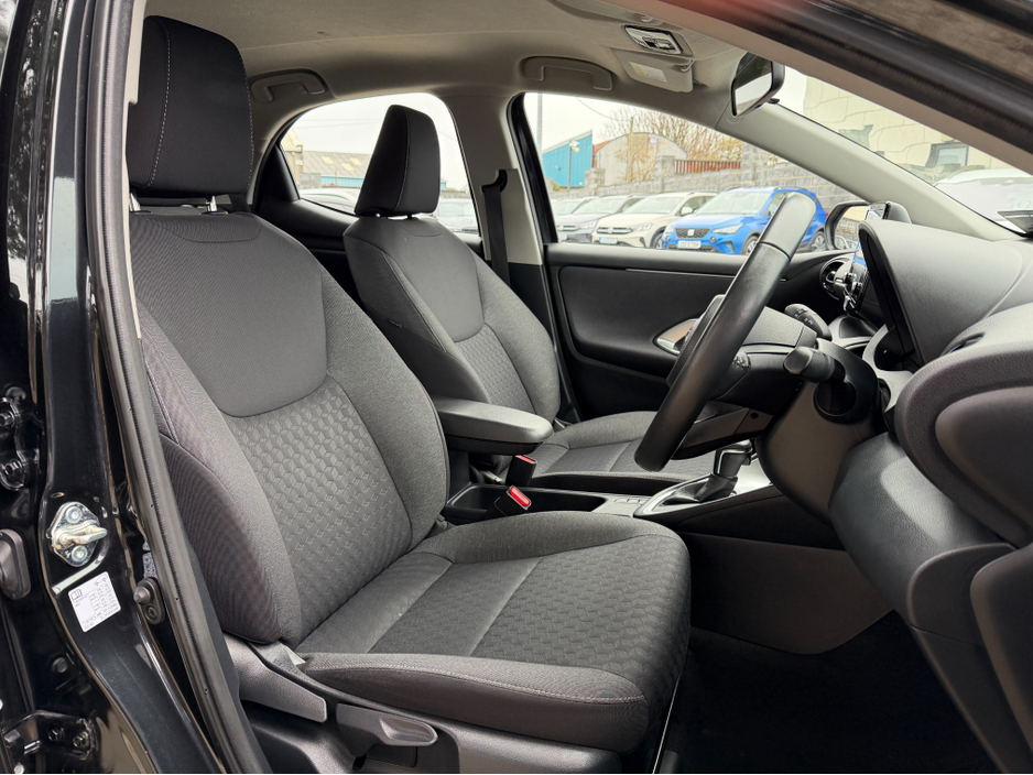 2023 Toyota Yaris - image 13