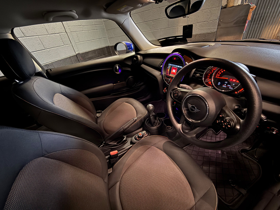 2020 MINI Hatch  €17,900