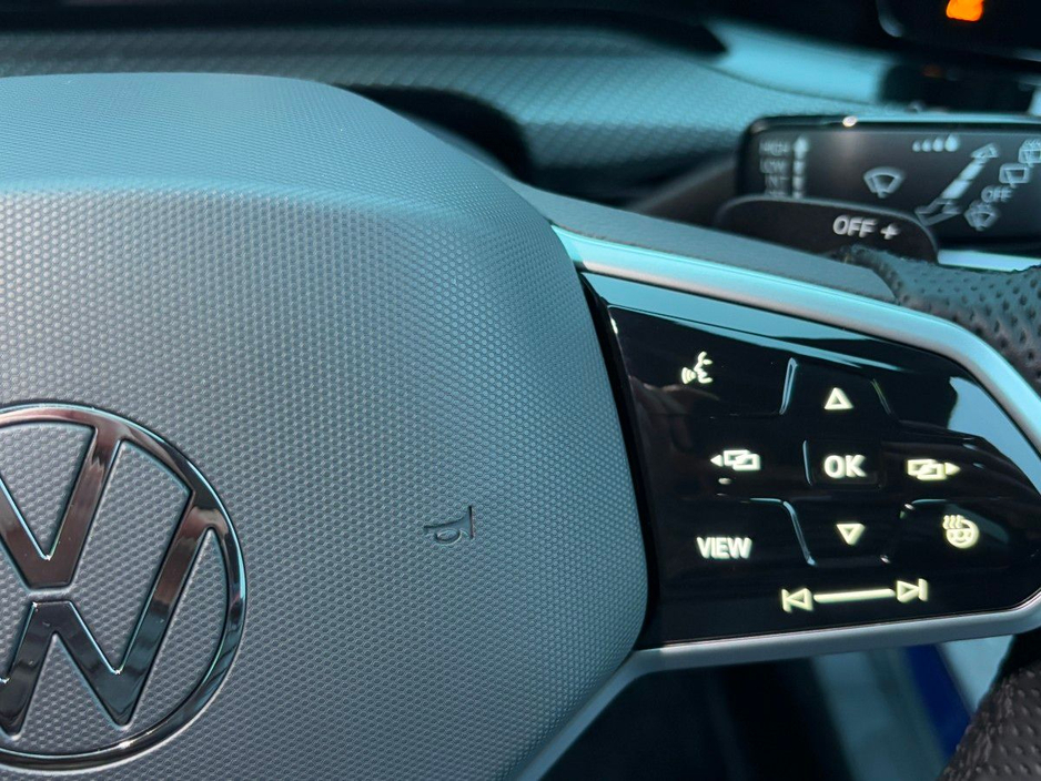 2023 Volkswagen Golf - image 18