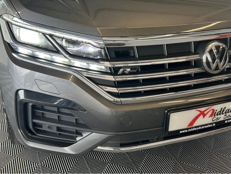 2020 Volkswagen Touareg - image 5