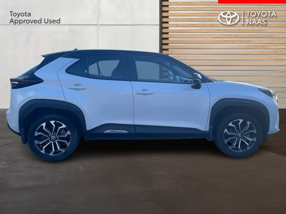 2022 Toyota Yaris Cross - image 3