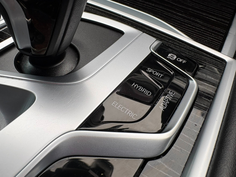 2020 BMW 7 Series - image 28