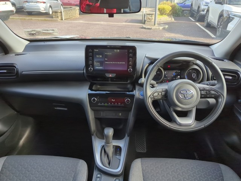 2024 Toyota Yaris Cross - image 8