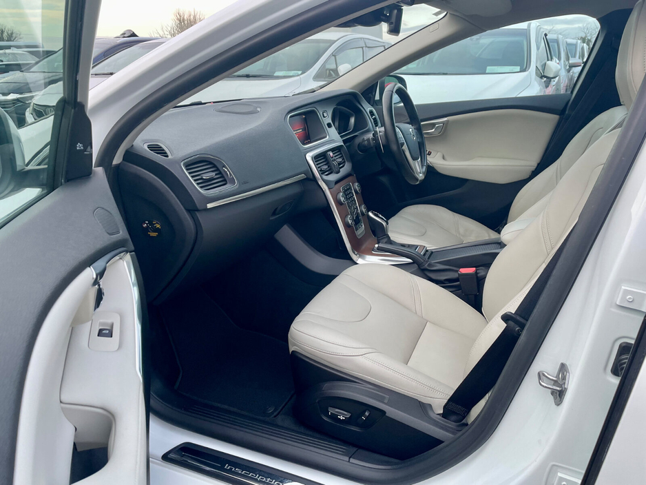 2017 Volvo V40 - image 19