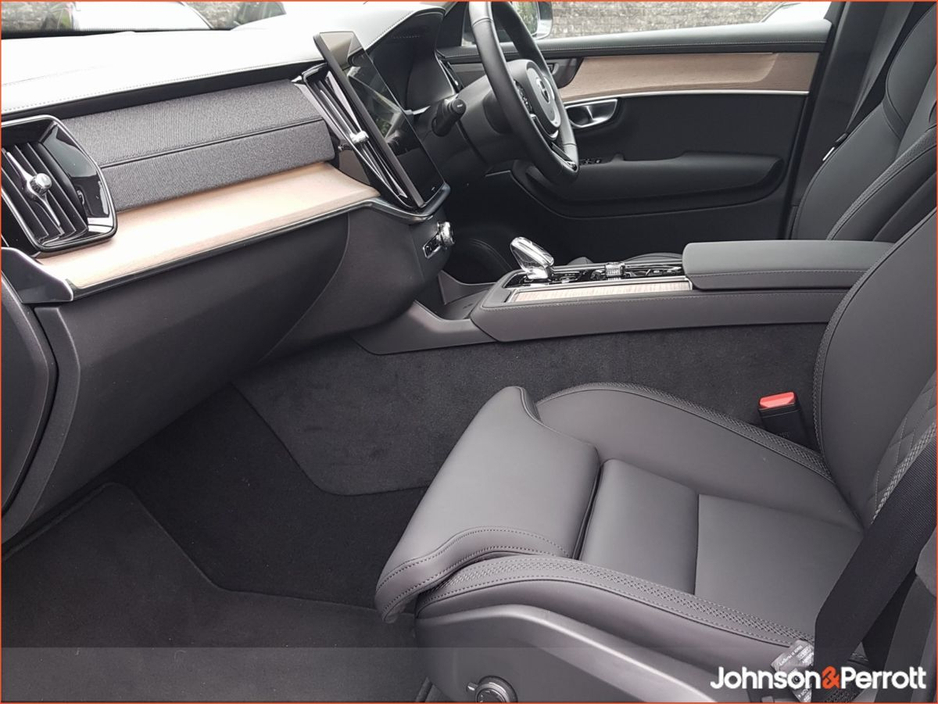 2025 Volvo XC90 - image 7