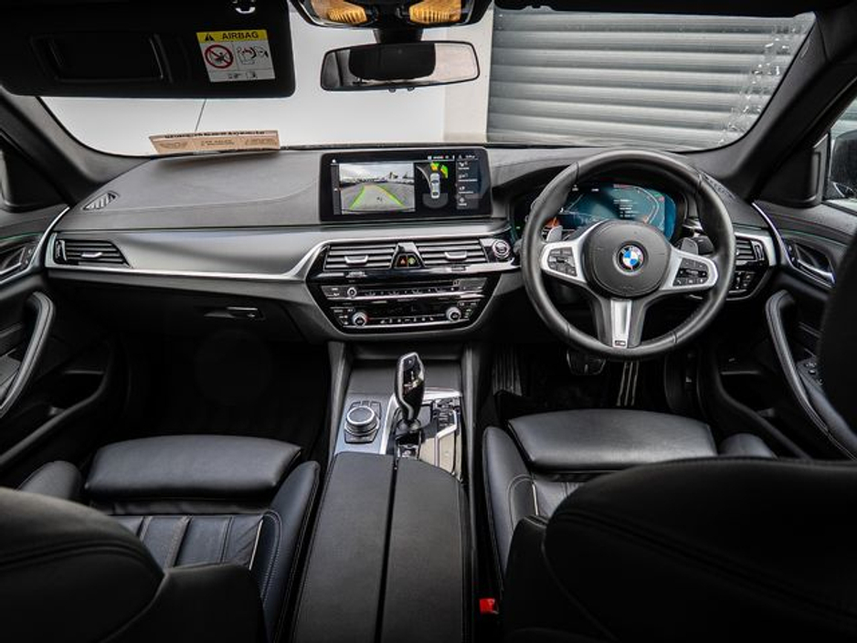2022 BMW 5 Series - image 12