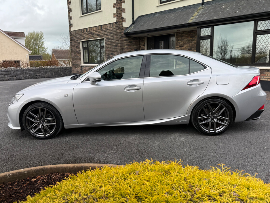 2015 Lexus IS 300 h - image 4