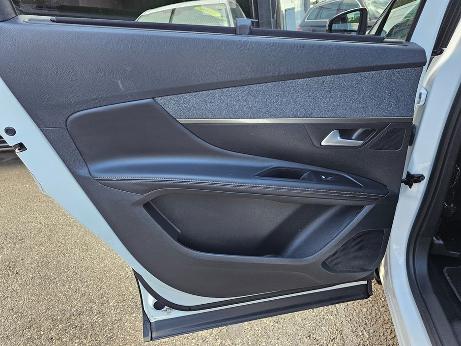2018 Peugeot 5008 - image 21