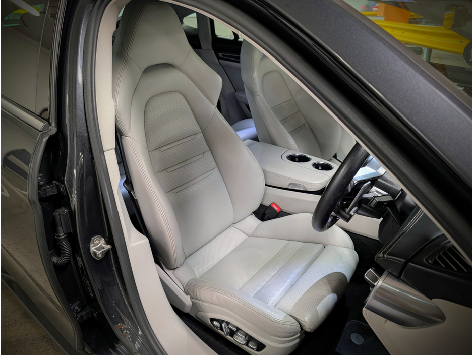 2018 Porsche Panamera - image 17