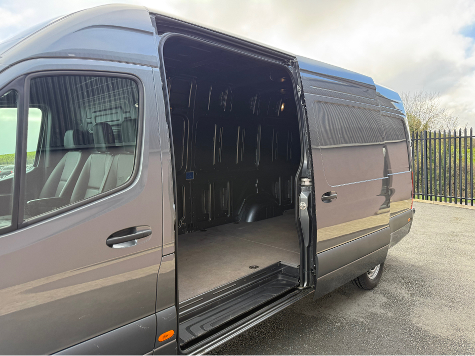 2025 Mercedes-Benz Sprinter - image 10