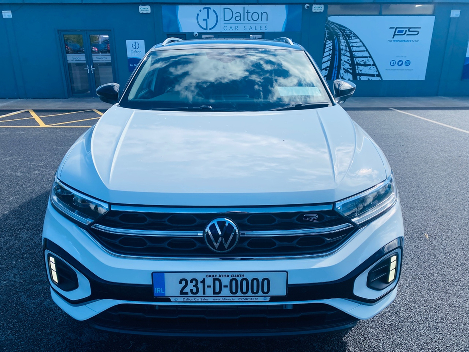 2023 Volkswagen T-Roc - image 2