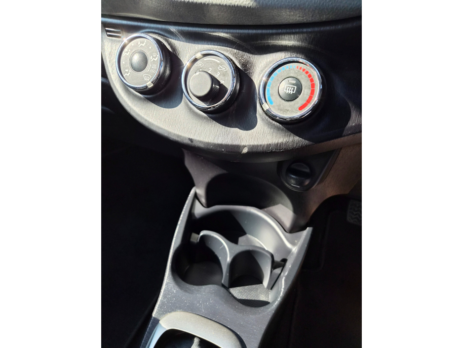 2014 Toyota Yaris - image 19