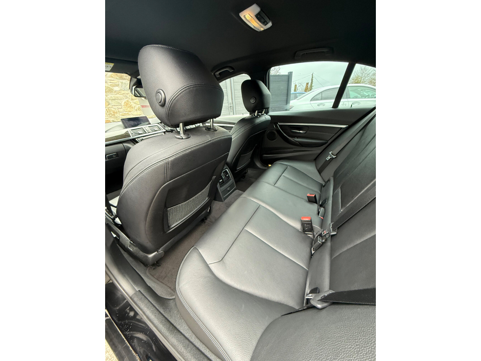 2017 BMW 3 Series - image 17