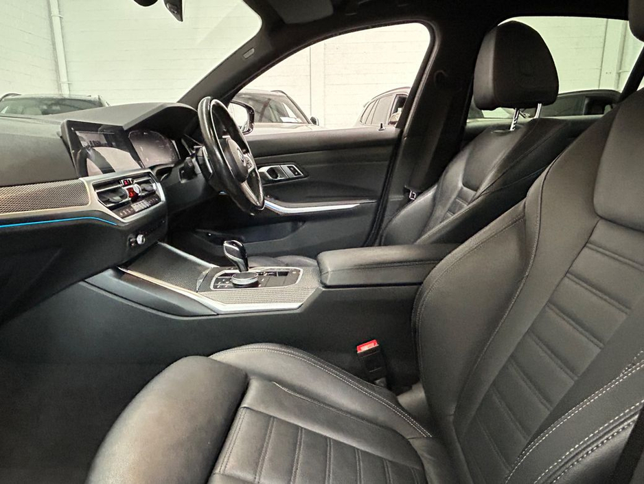 2021 BMW 3 Series - image 19