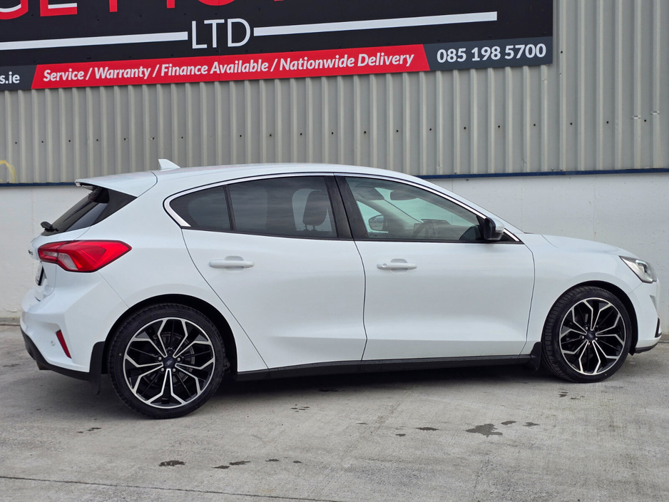 2019 Ford Focus - image 9