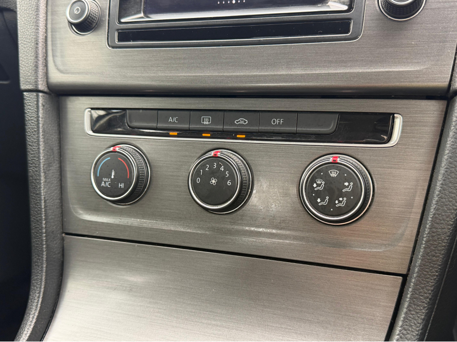 2013 Volkswagen Golf - image 21