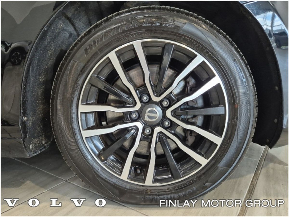 2019 Volvo V40 - image 10