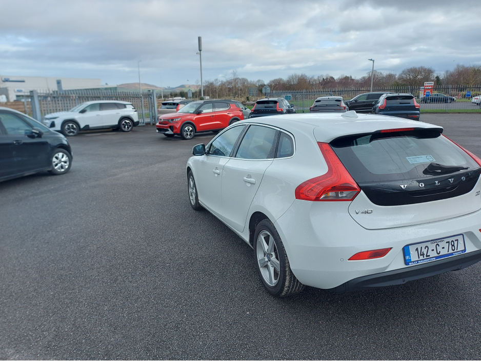 2014 Volvo V40 - image 7