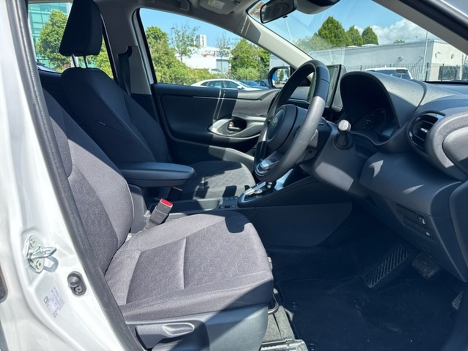 2025 Toyota Yaris HYBRID LUNA + CARBON PACK // REAR CAMERA // TOYOTA SAFETY SENSE // BLUETOOTH // AIR CON // FULL WARRANTY €26,445