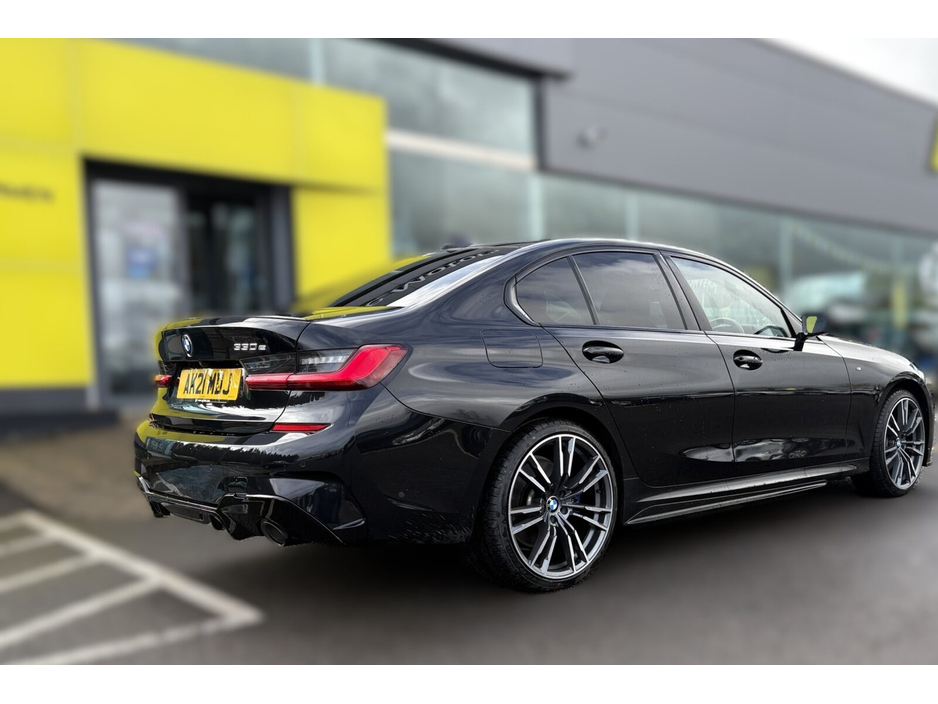 2021 BMW 3 Series - image 2