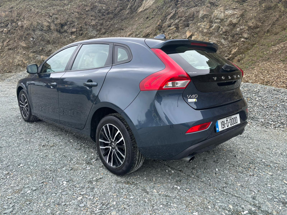 2019 Volvo V40 - image 3