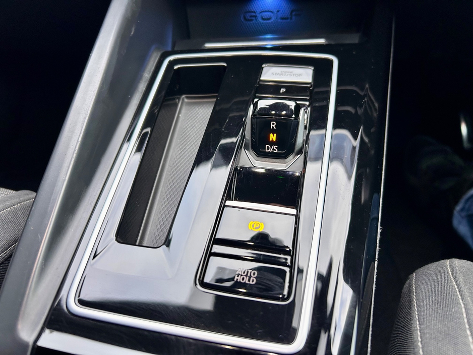 2021 Volkswagen Golf - image 13