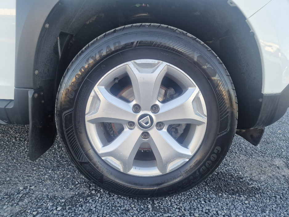 2020 Dacia Duster - image 4