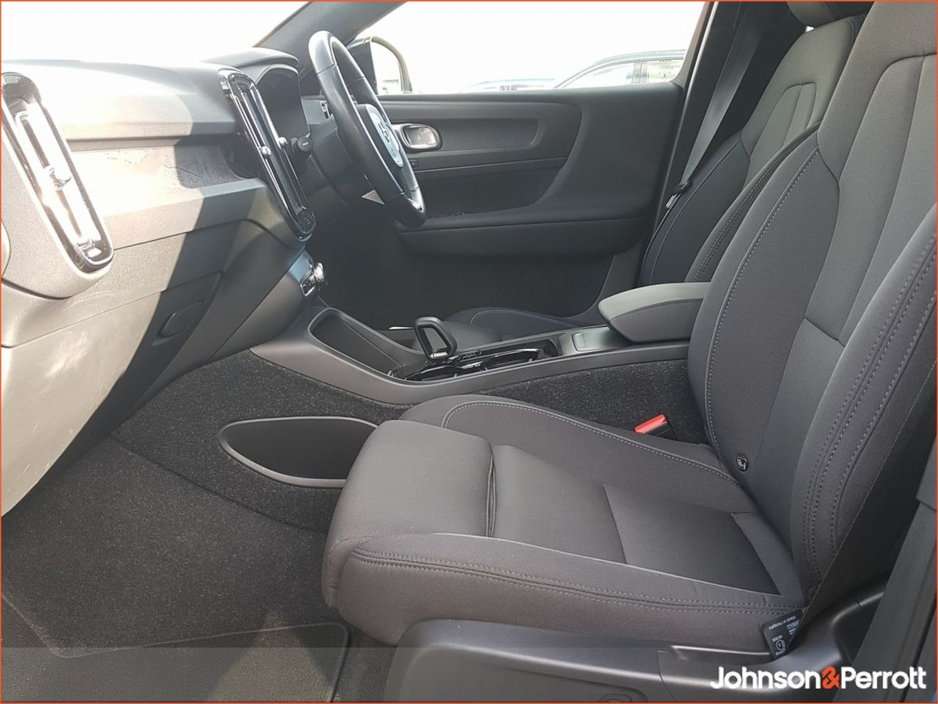 2022 Volvo C40 - image 7