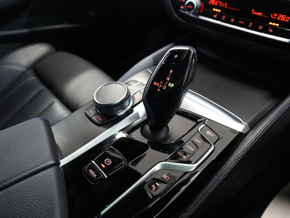 2022 BMW 5 Series - image 25