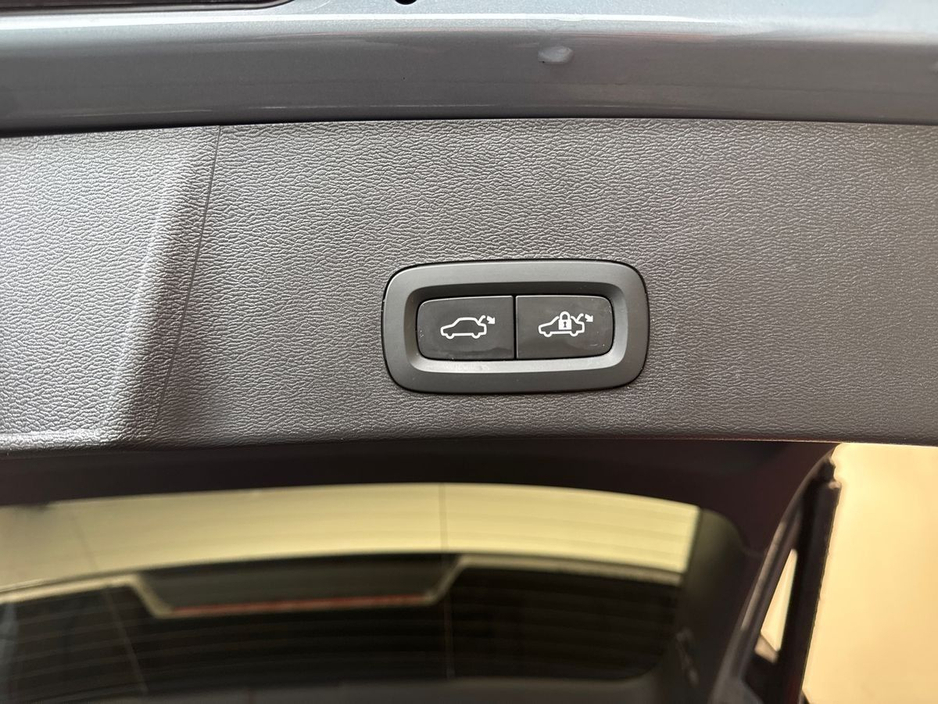 2023 Volvo XC40 - image 21