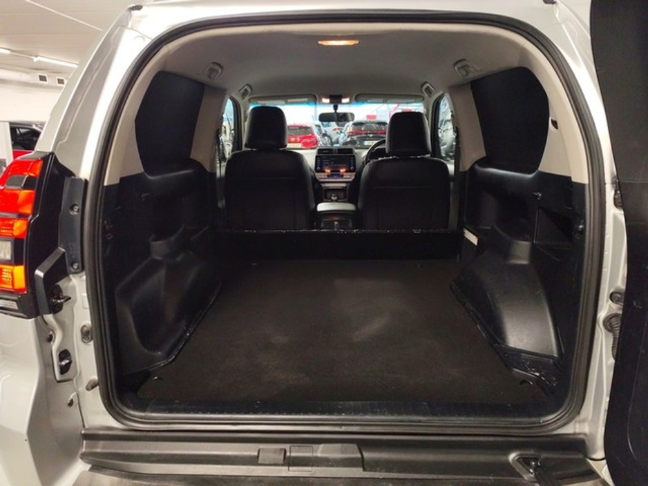 2023 Toyota Landcruiser - image 10