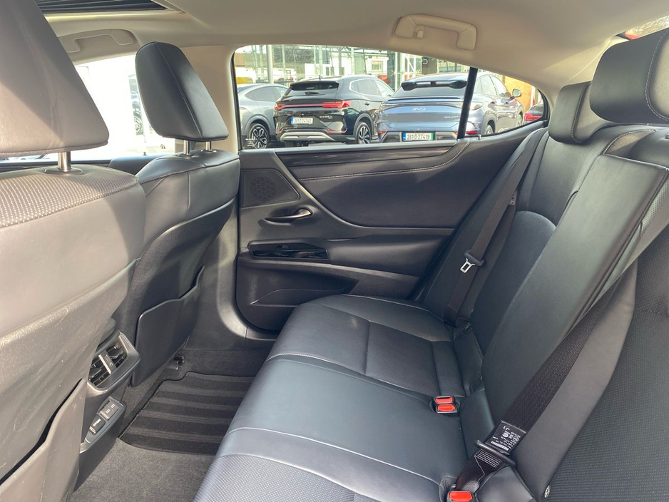 2024 Lexus ES 300 H - image 13