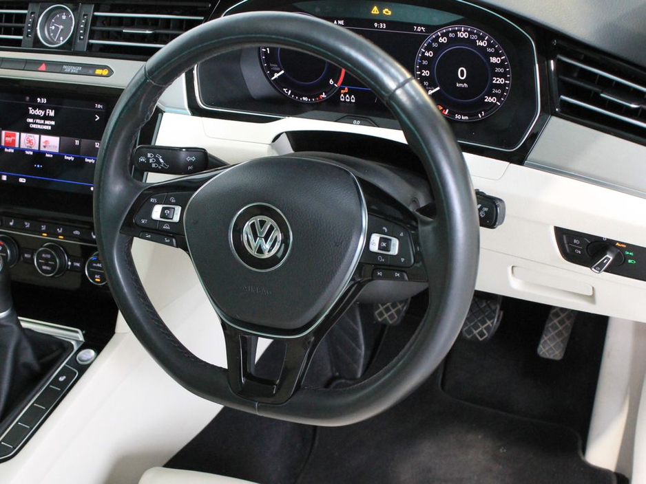 2018 Volkswagen Passat - image 11