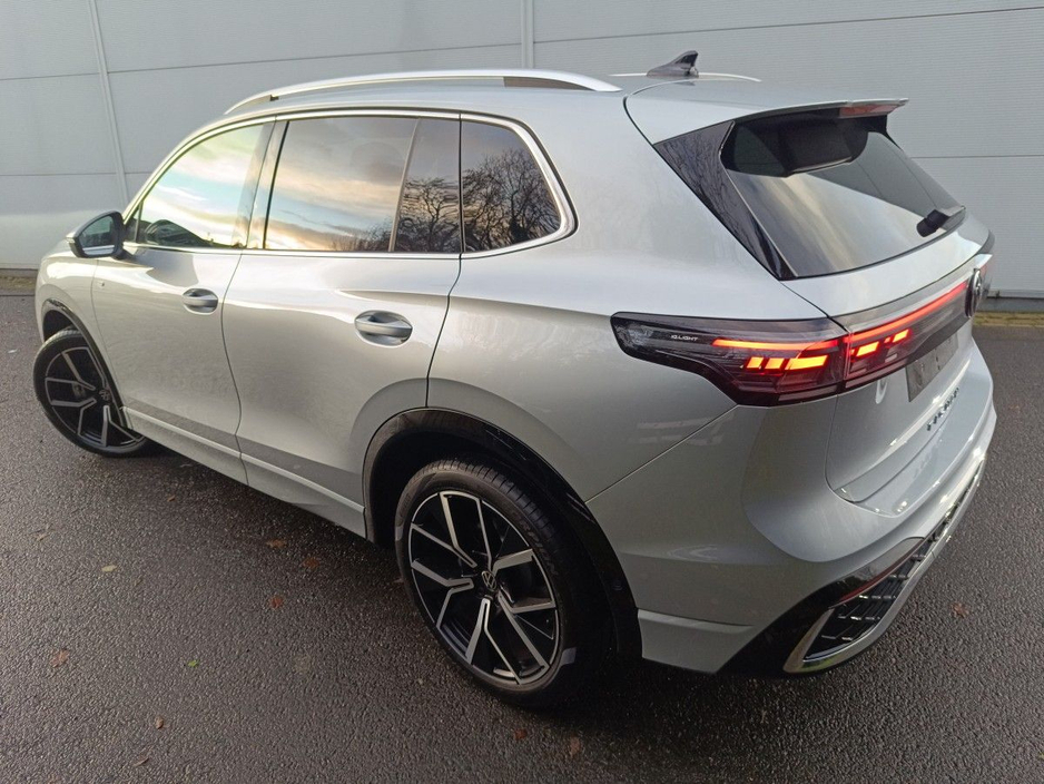 2025 Volkswagen Tiguan - image 3