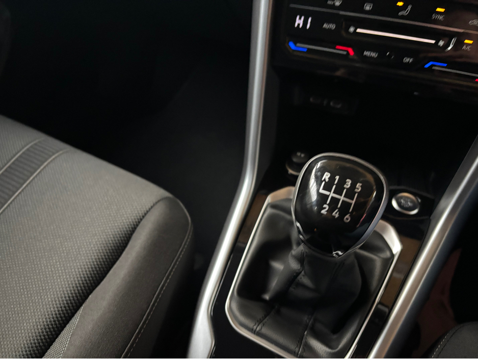 2024 Volkswagen T-Roc - image 14