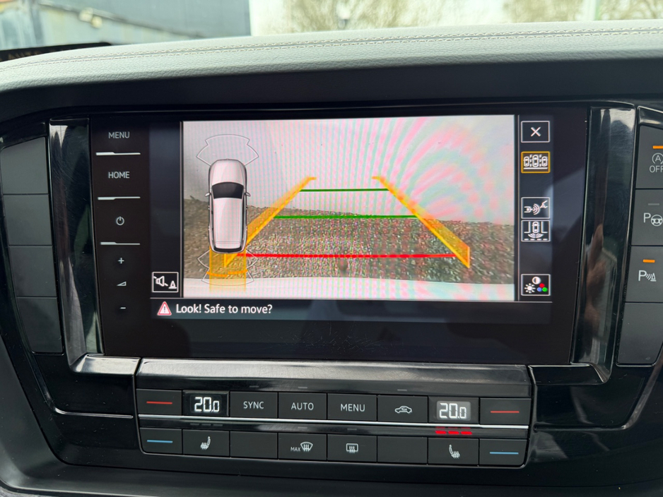 2021 Volkswagen Touareg - image 13