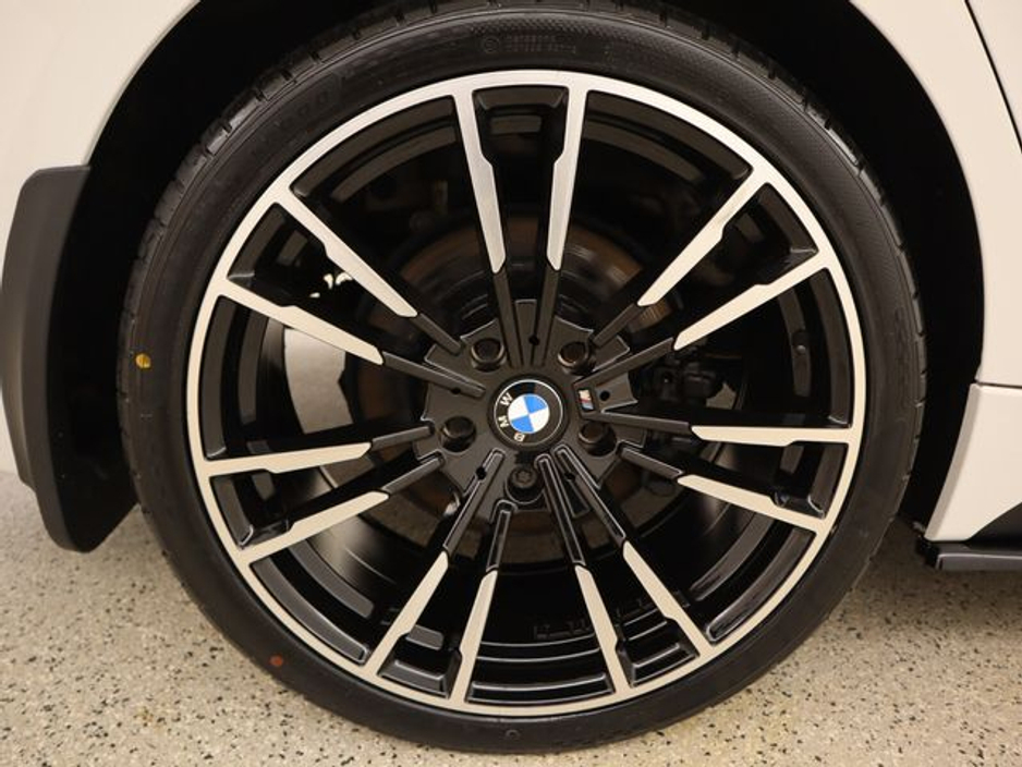 2016 BMW 3 Series - image 17