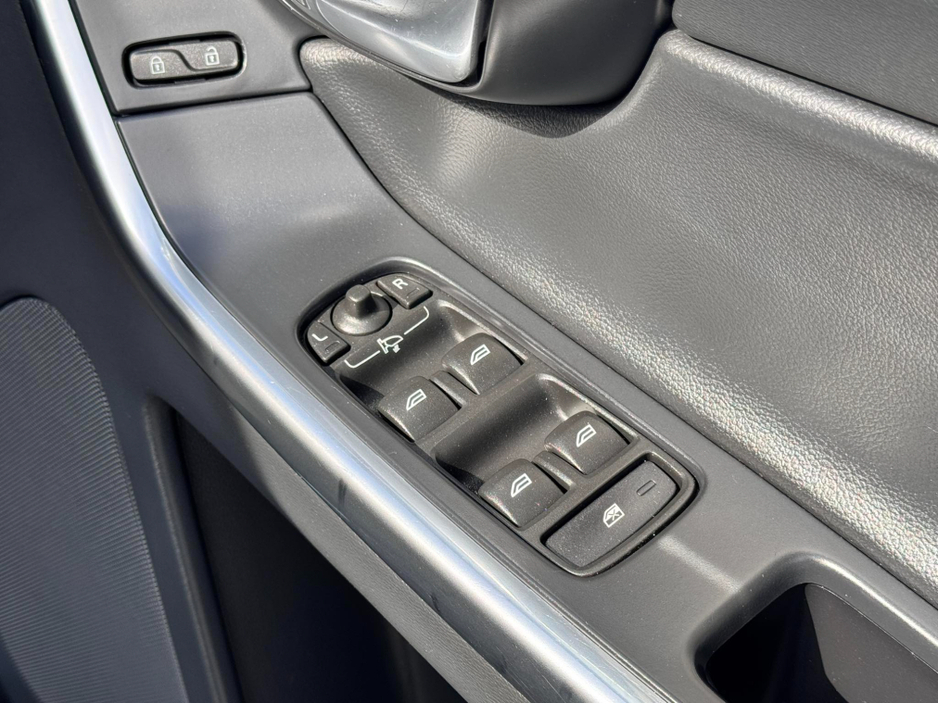 2017 Volvo XC60 - image 14