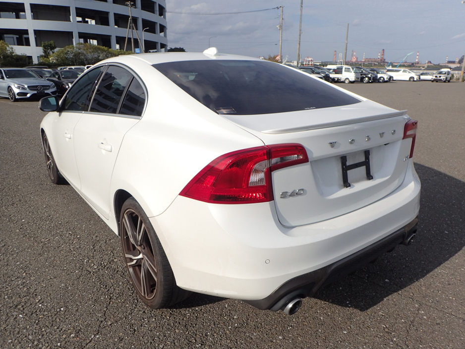 2016 Volvo S60 2.0 D4 R DESIGN PLUS DIESEL AUTOMATIC // TINY KMS // MASSIVE SPEC //  FULL HEATED LEATHER // REVERSING CAMERA // CRUISE CONTROL // LANE ASSIST // COLLISION WARNING SYSTEM // UPGRADED SPORT ALLOYS €17,950