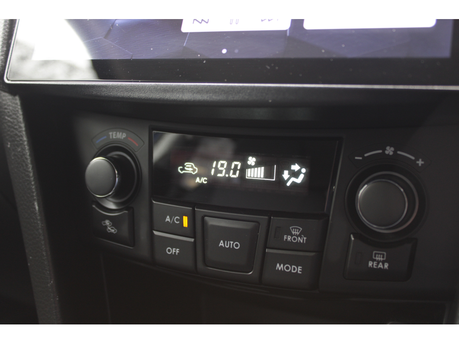 2015 Suzuki Swift - image 15