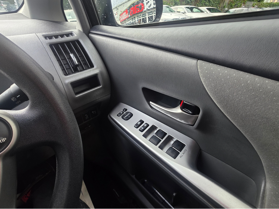 2013 Toyota Prius Alpha (7 Seater) - SELF CHARGING HYBRID -ALLOYS  -SIMI DEALER - LOW ROAD TAX BAND €13,450