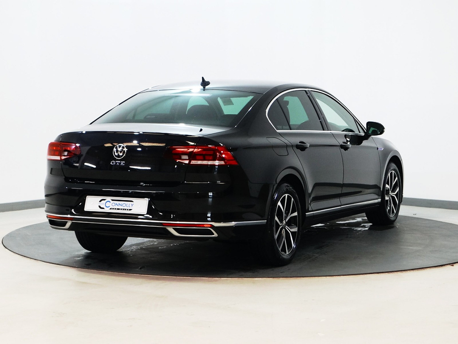 2022 Volkswagen Passat - image 4
